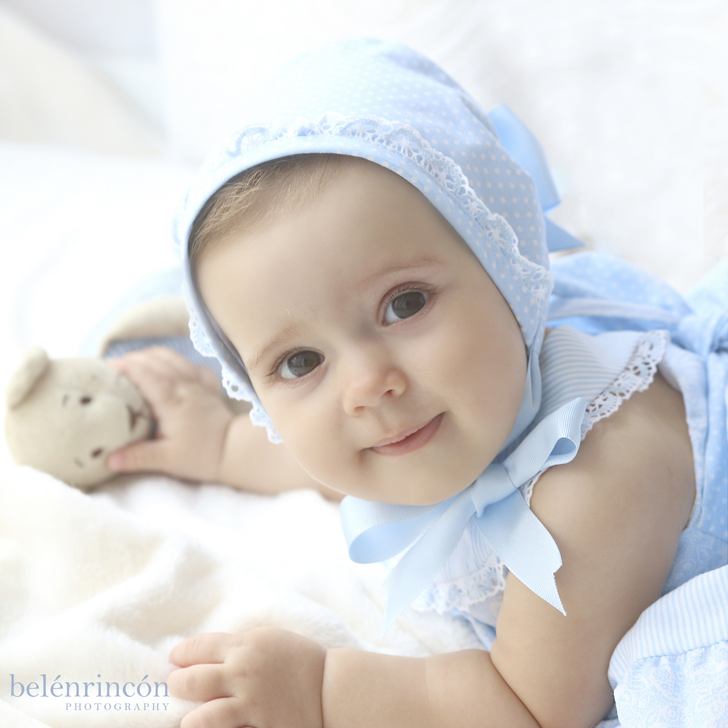 Primer plano de María con su conjunto azul. Uno de los momentos más relajantes de nuestras sesiones de bebés.