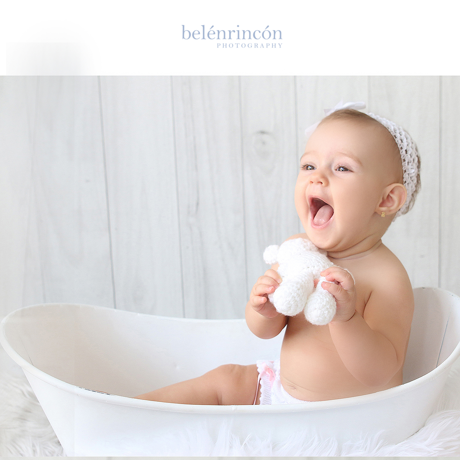 Durante las sesiones de bebés se pueden hacer fotos tan divertidas como las que le hicimos a la pequeña María en la bañera. 