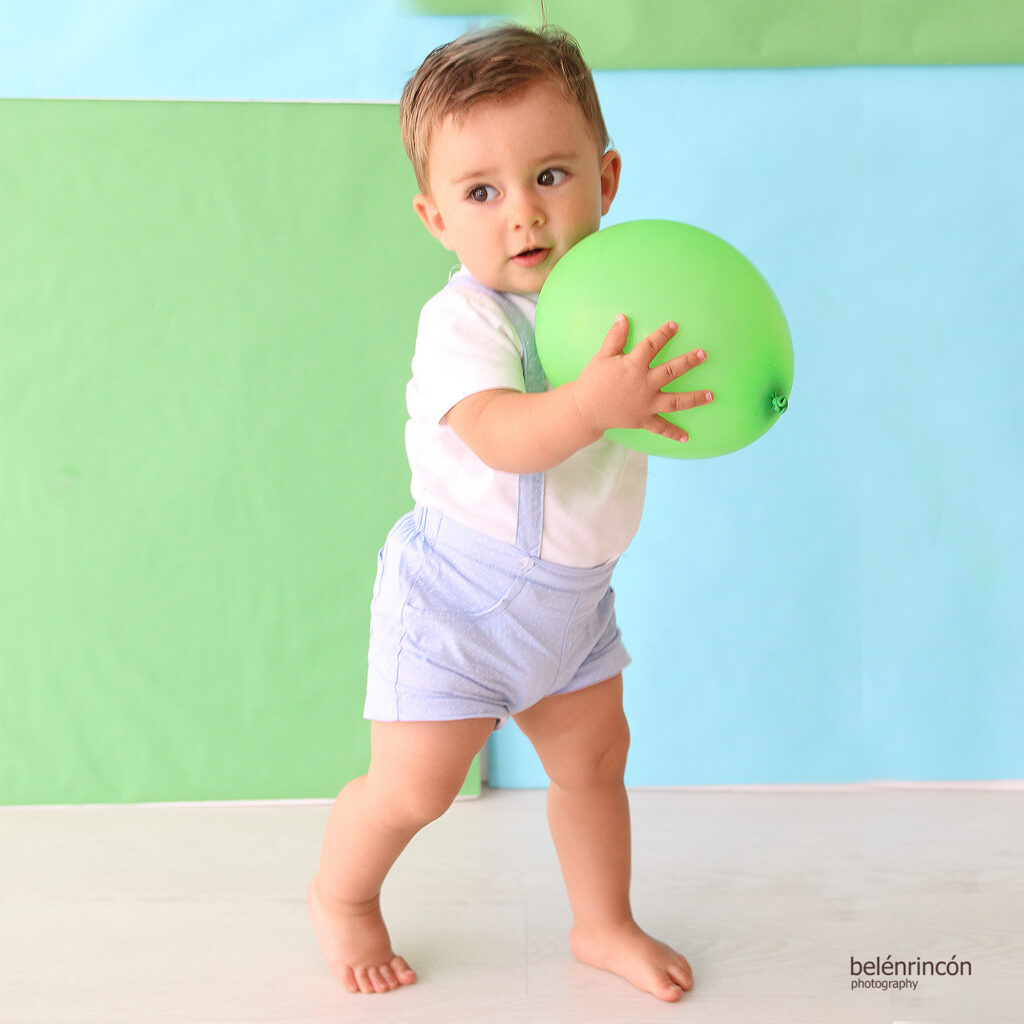 niño con globo